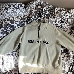 ESSENTIALS HALF ZIP